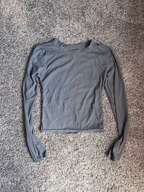 Lightweight Women's Long Sleeve Crewneck Top in Gray